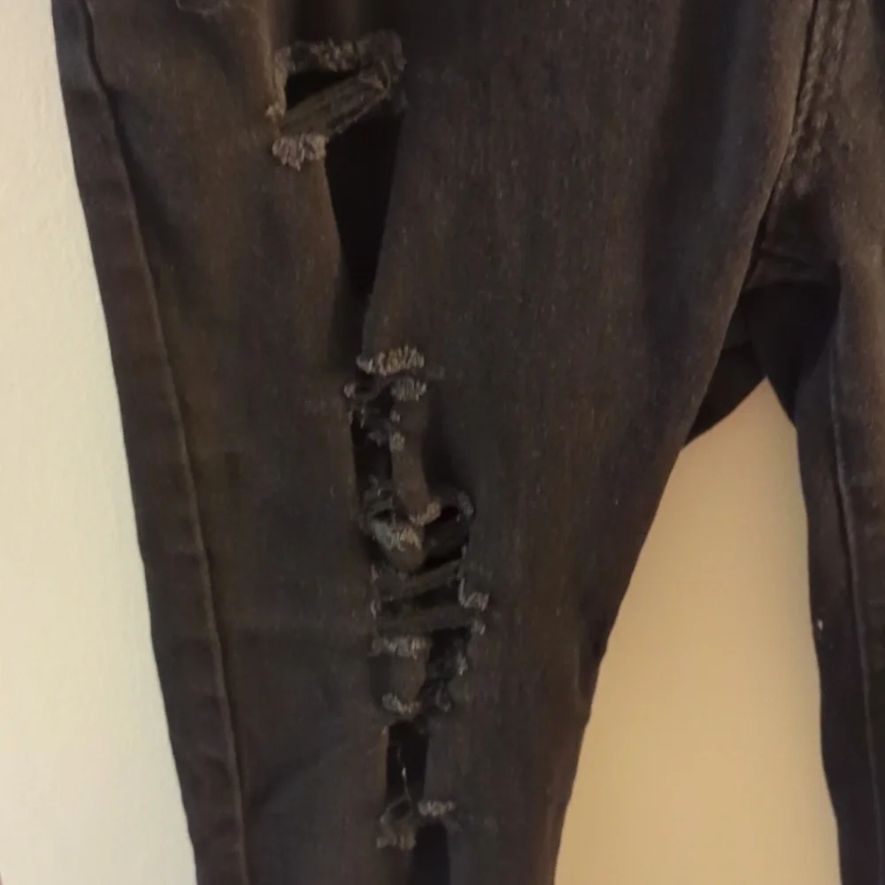Distressed skinny jeans - Picture 2 of 3